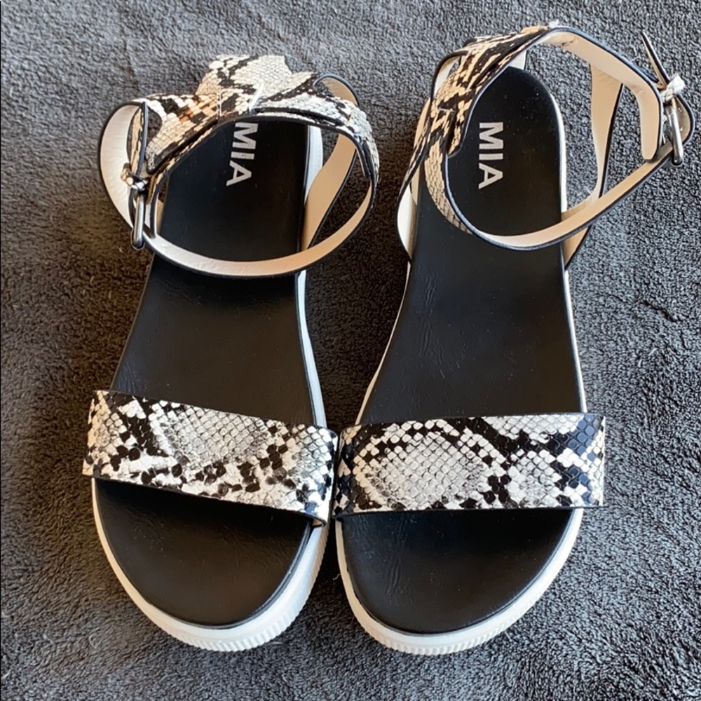 Size 9 Women’s MIA Snake Skin Sandals